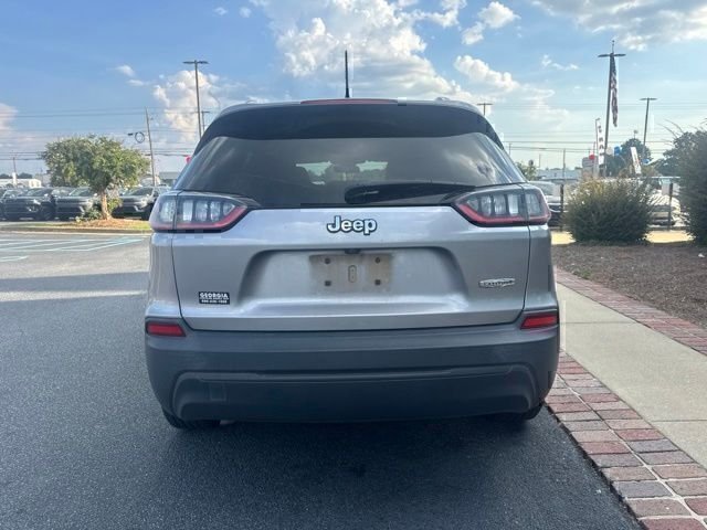 Used 2019 Silver Jeep Latitude image 8