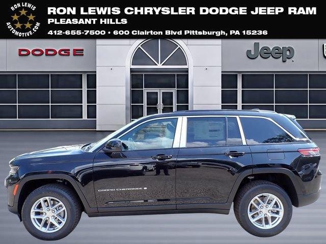 New 2026 Diamond Black Crystal Pearl-Coat Exterior Paint Jeep Laredo image 1
