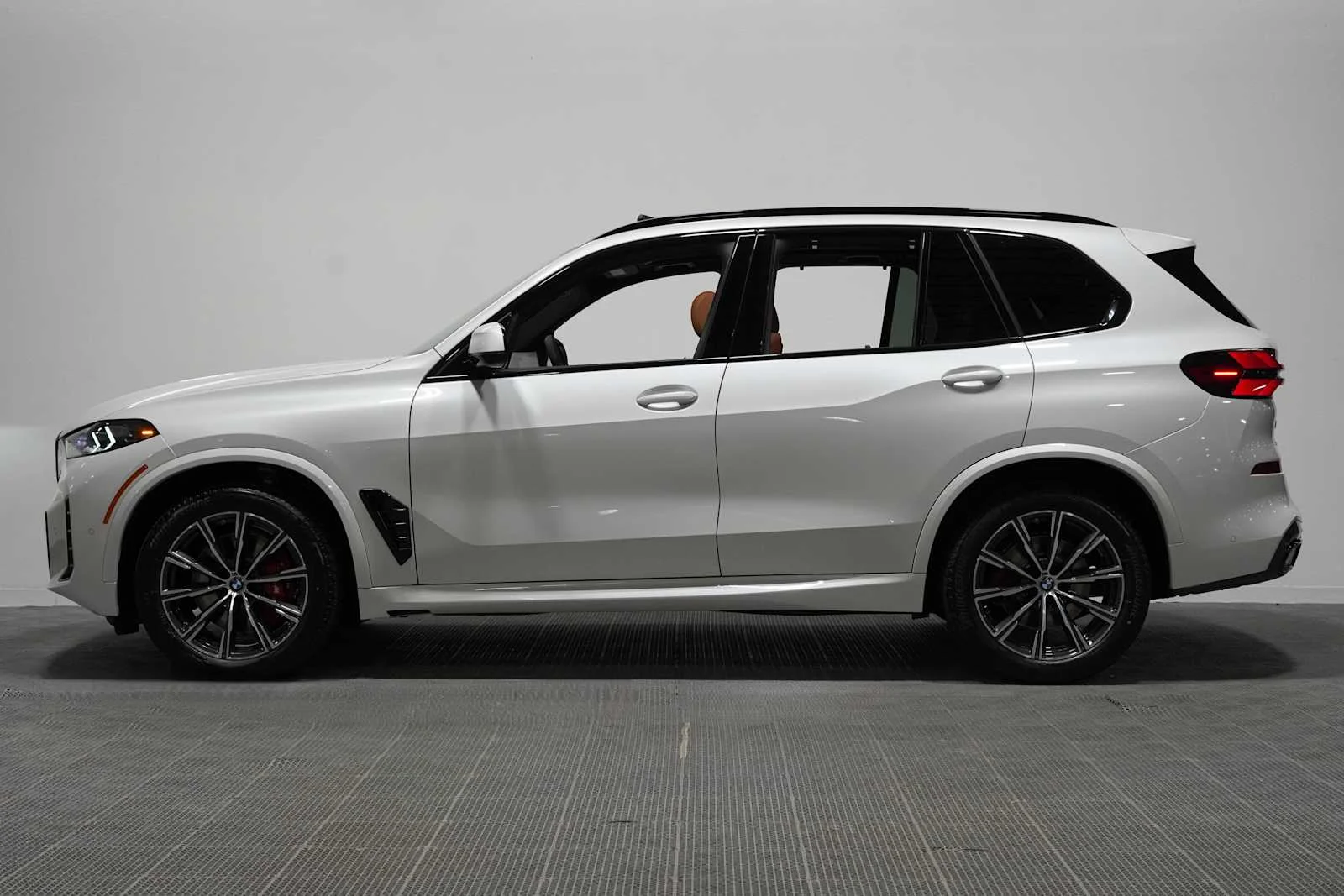 New 2026 Mineral White Metallic BMW xDrive40i image 4