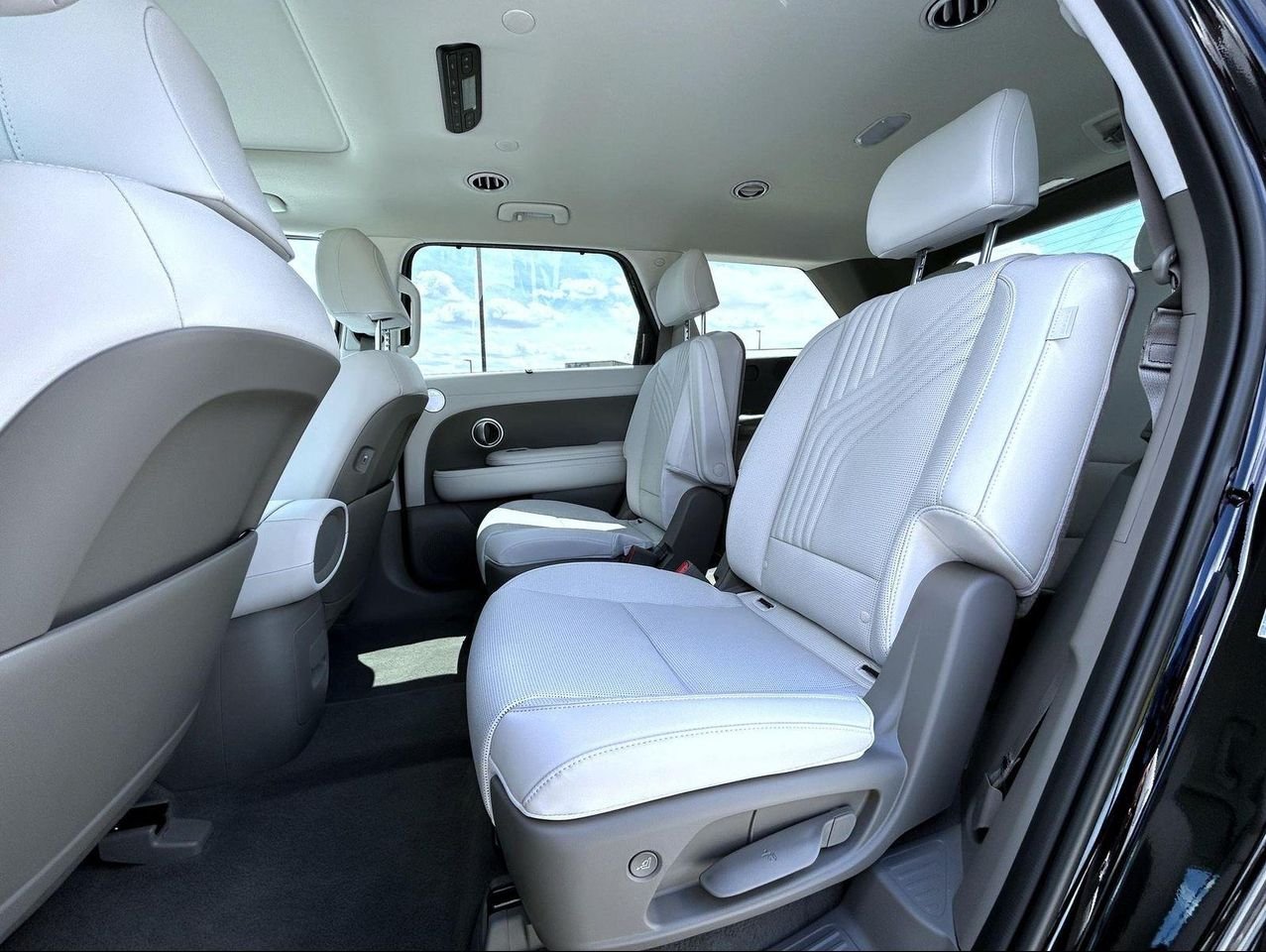 New 2026 Black Hyundai SEL Premium image 21