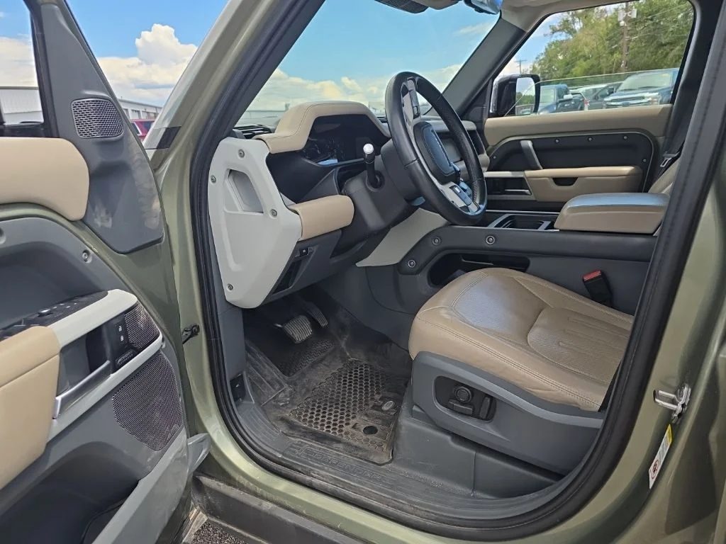 Used 2020 Pangea Green Metallic Land Rover  image 6