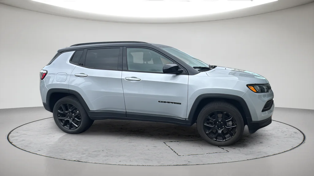 Used 2024 Silver Jeep Latitude image 3