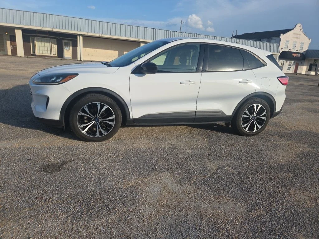 Used 2021 White Ford SE image 7
