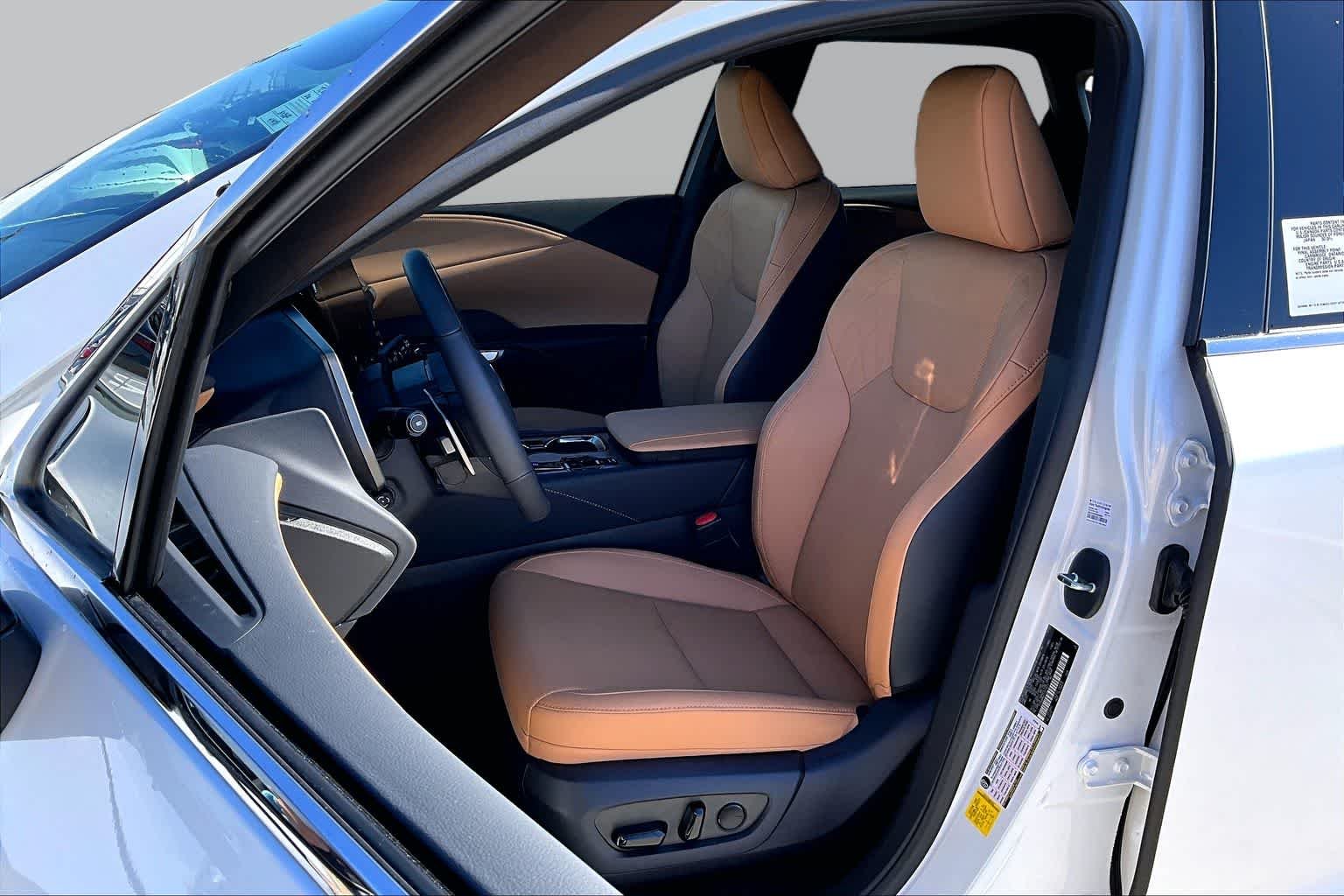 New 2026 Eminent White Pearl Lexus PREMIUM image 9