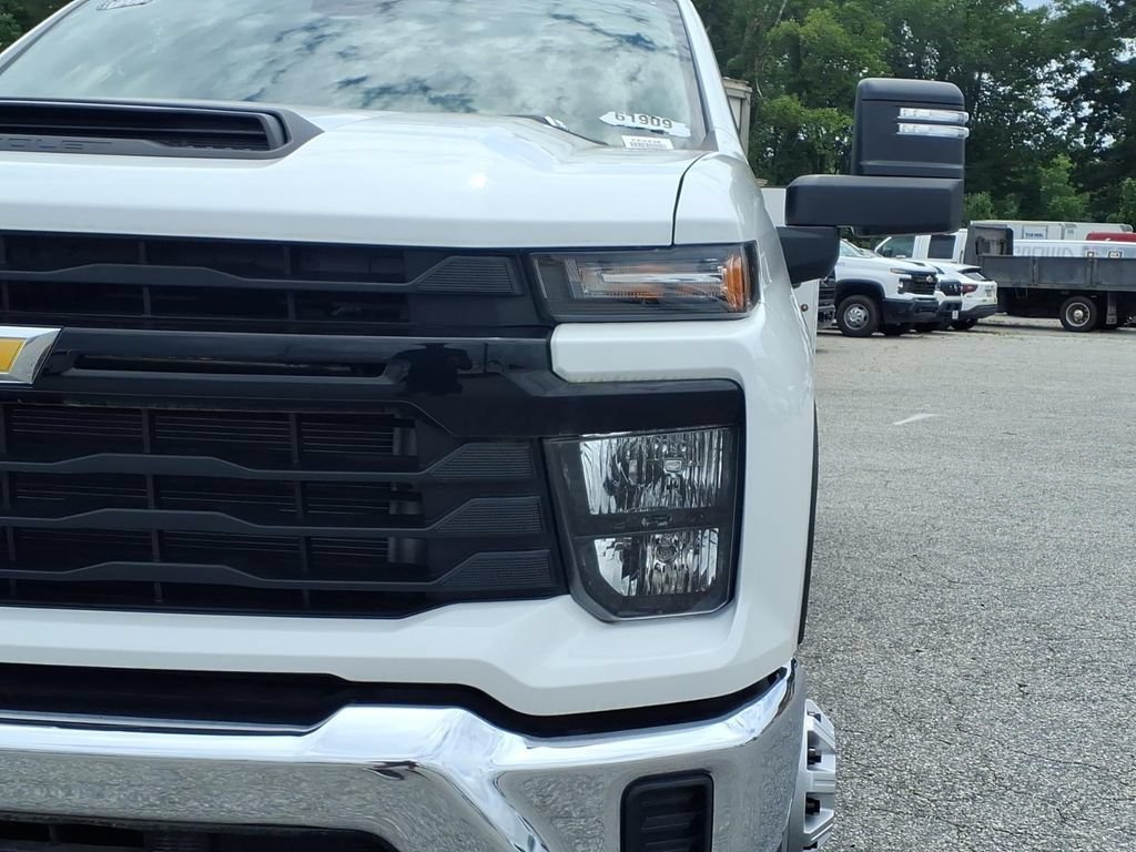 New 2025 Summit White Chevrolet Work Truck image 19