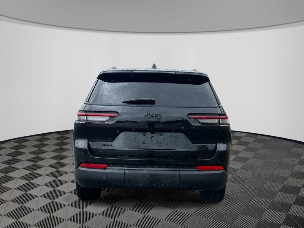 Used 2023 Black Jeep Altitude image 4