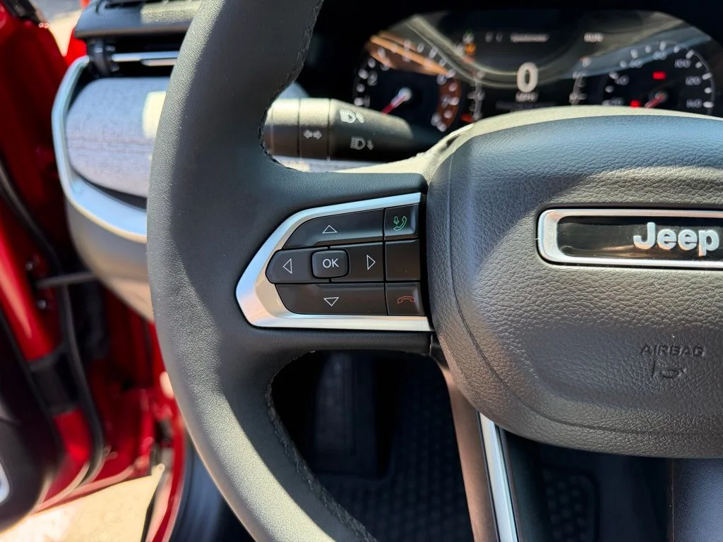 Used 2023 Redline Pearlcoat Jeep Latitude Lux image 16