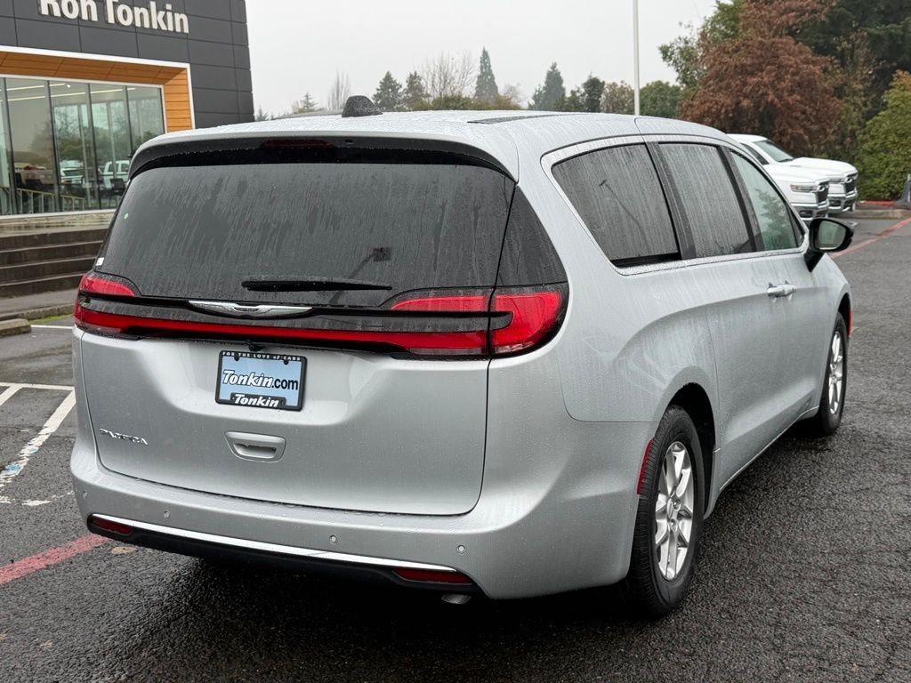 New 2026 Silver Mist Clear-Coat Exterior Paint Chrysler Select image 8