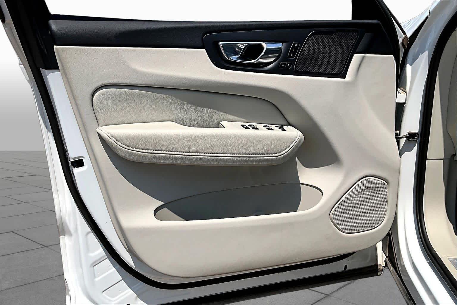 Used 2022  Volvo Momentum image 22