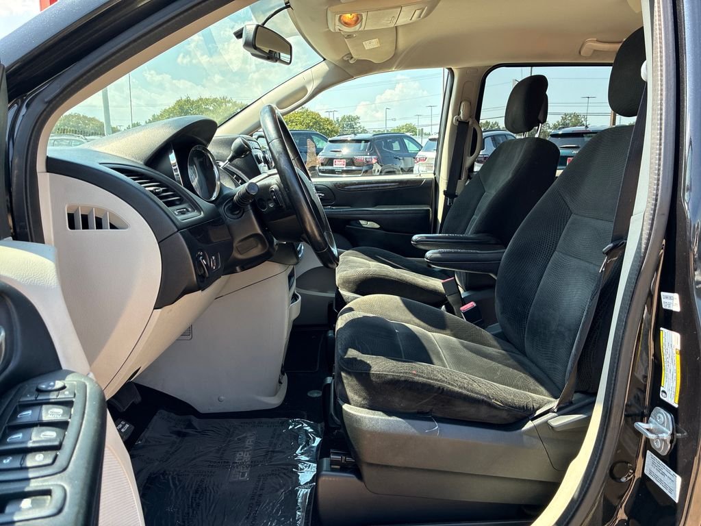 Used 2017 Black Dodge SE image 23