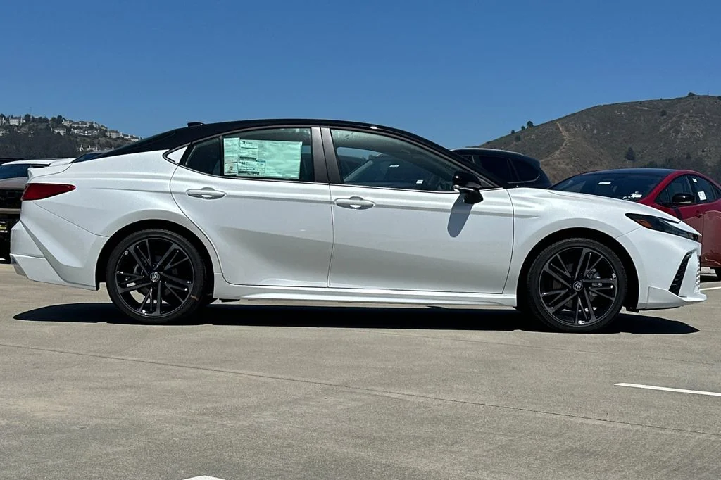New 2026 Wind Chill Pearl with Midnight Black Metallic roof <sup>1</sup> Toyota  XSE image 3