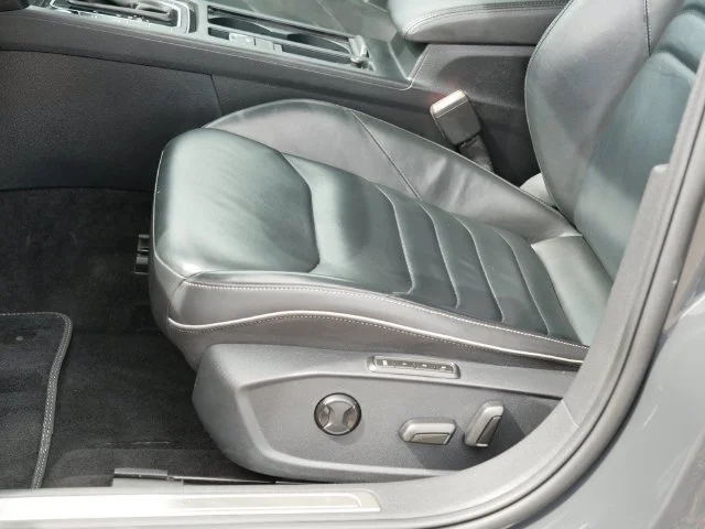 Used 2019 Gray Volkswagen 2.0T SEL image 14