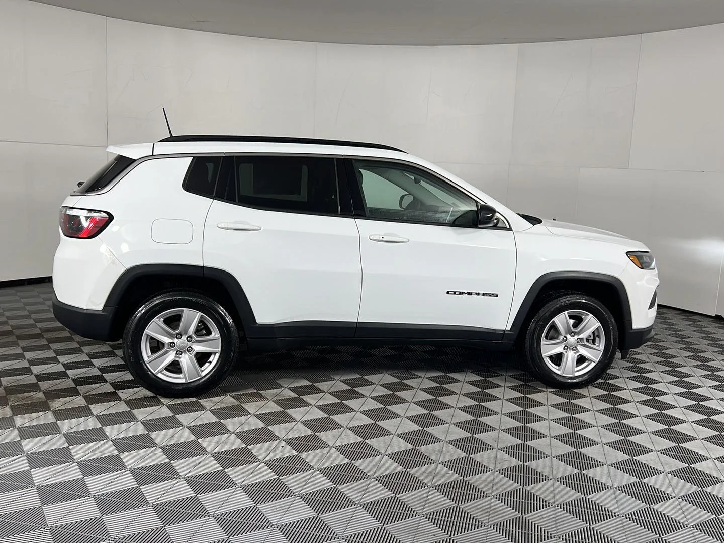 Used 2022 White Jeep Latitude image 6