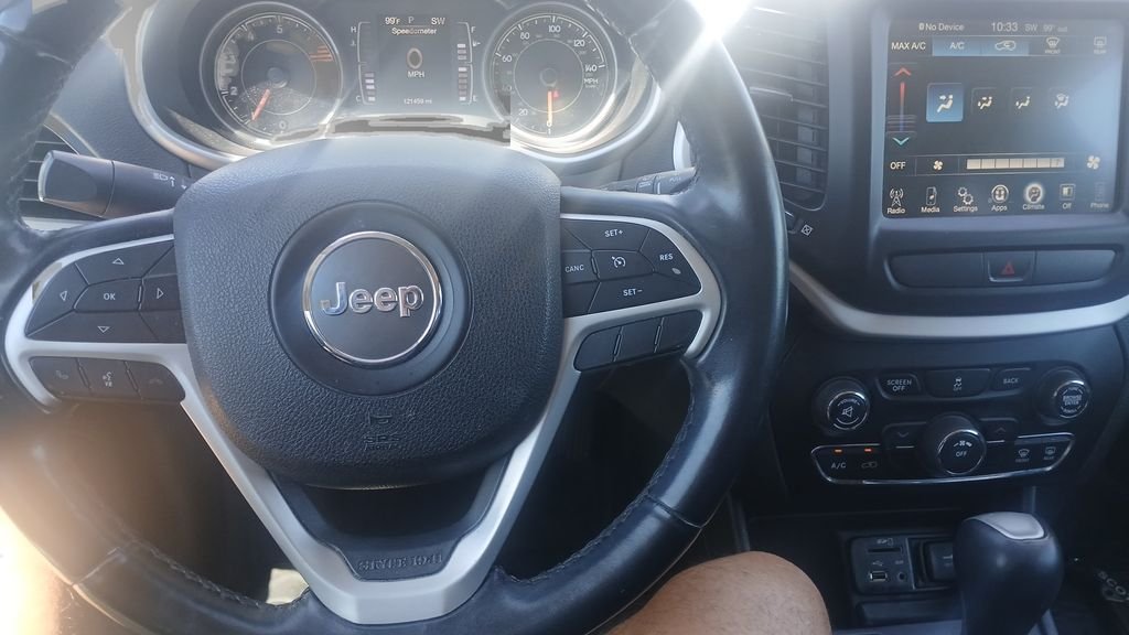 Used 2018 Silver Jeep Latitude Plus image 9
