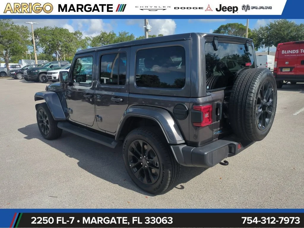 Used 2025 Granite Crystal Metallic Clearcoat Jeep Sahara image 8
