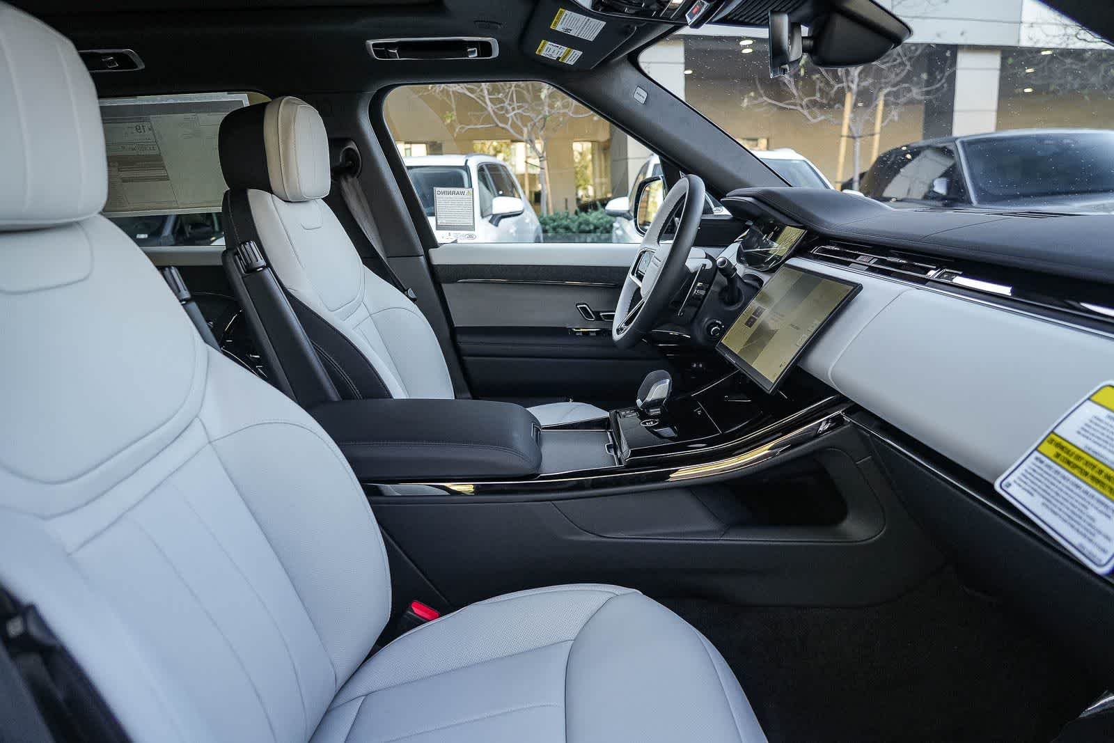 New 2026 Santorini Black Land Rover Dynamic SE image 16