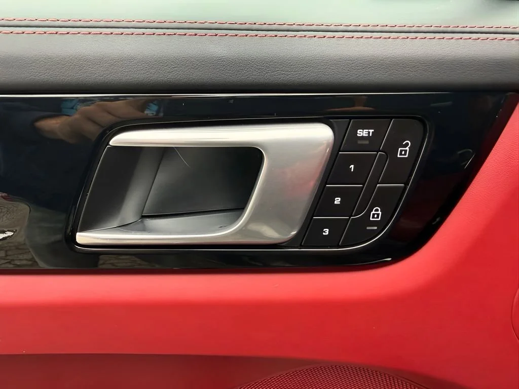 Used 2022  Porsche Turbo image 31