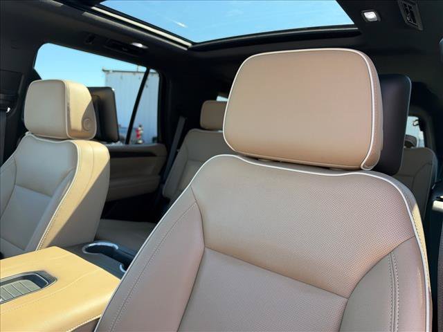 Used 2023 IRIDESCENT PEARL TRICOAT Chevrolet Premier image 27