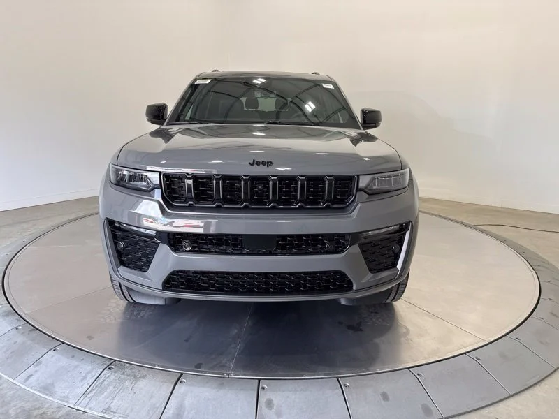 New 2027 Sting-Gray Clear-Coat Paint Jeep Limited Reserve image 2
