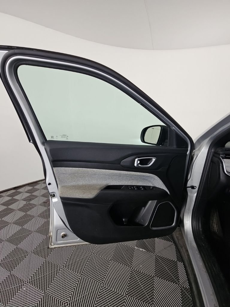 Used 2024 Silver Jeep Latitude image 25