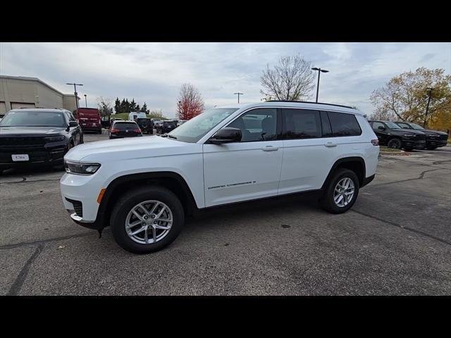 New 2025 Bright White Clear-Coat Exterior Paint Jeep Laredo X image 16