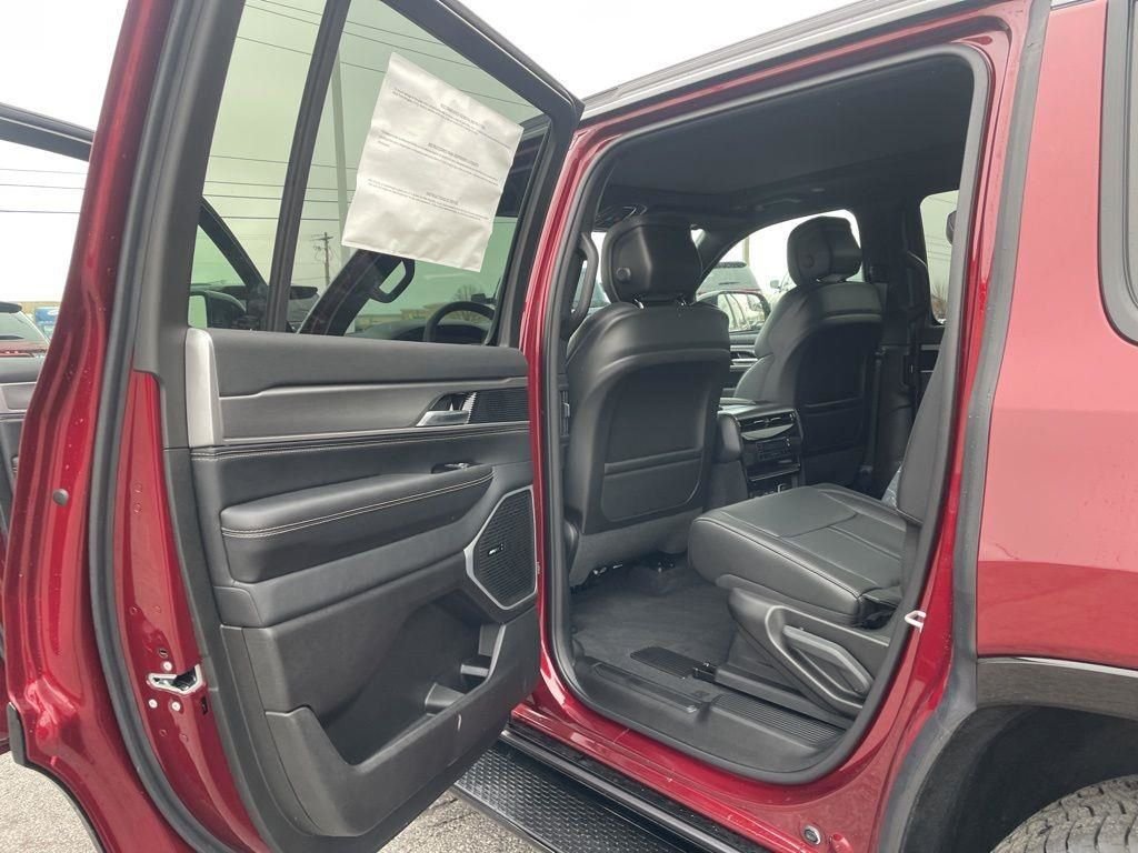 New 2026 Velvet Red Pearl-Coat Exterior Paint Jeep  image 32