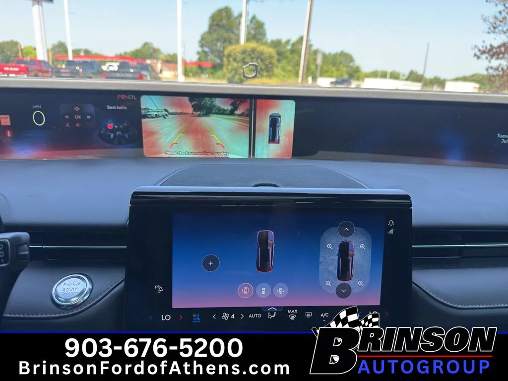 Used 2024 White Platinum Tri-Coat Metallic Lincoln Premiere image 34
