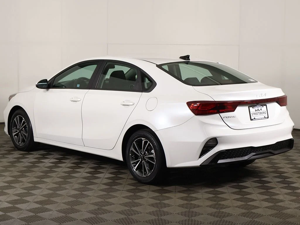 Used 2022 White Kia LXS image 11