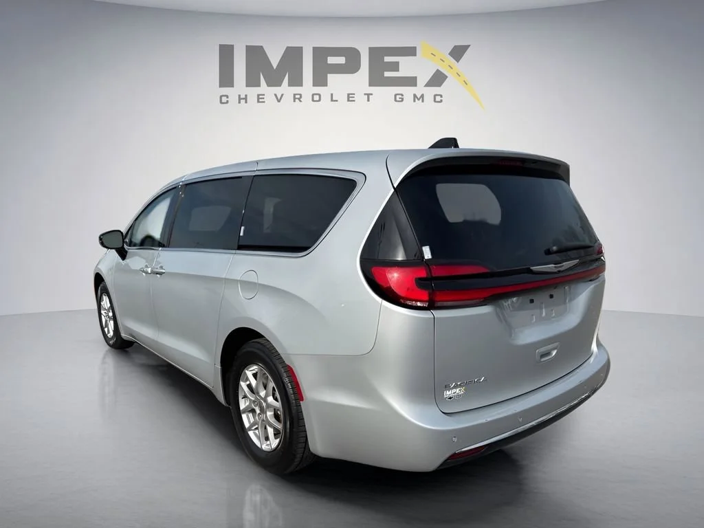 Used 2024 Silver Chrysler Touring L image 3
