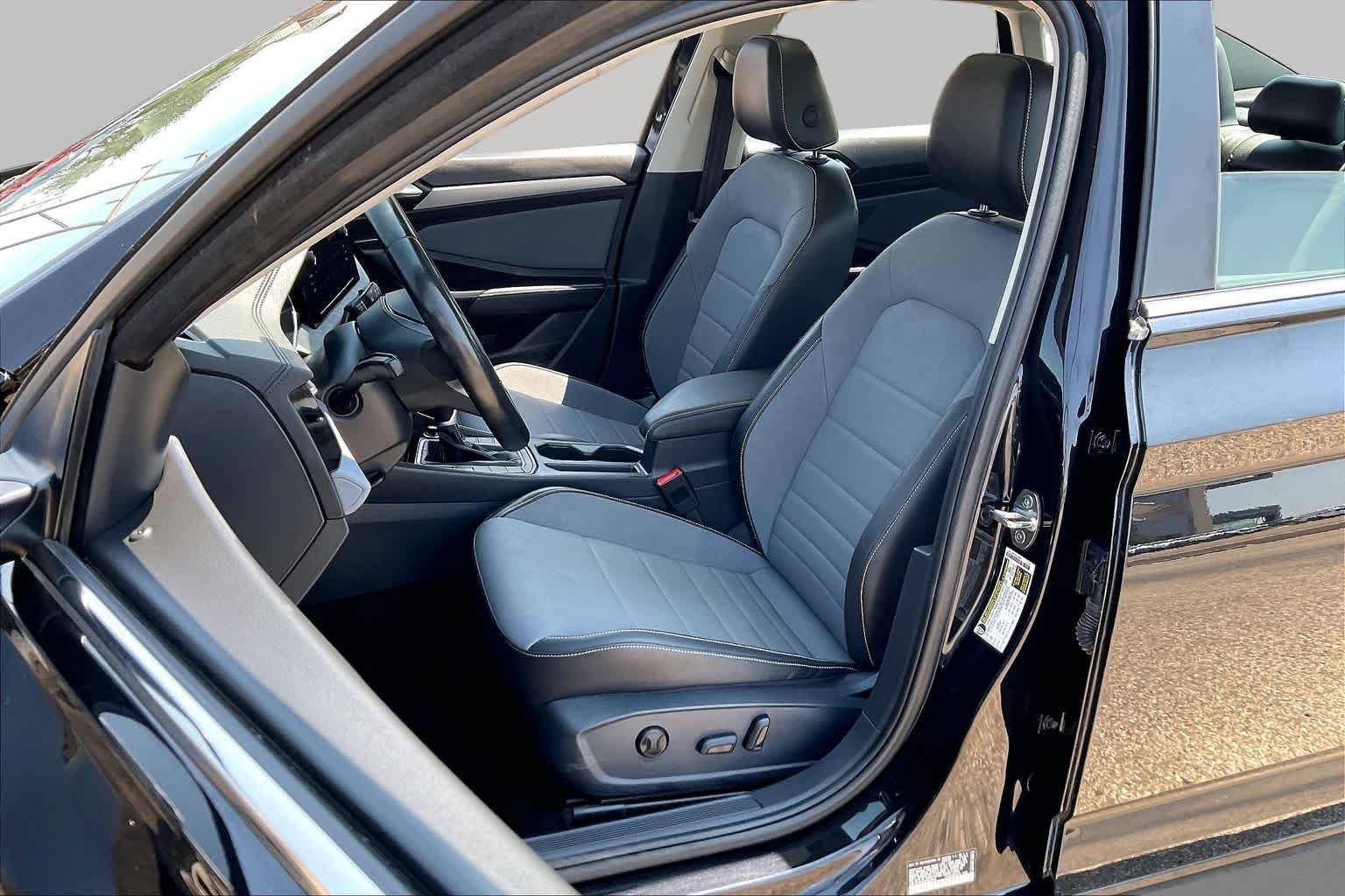 Used 2025 Deep Black Pearl Volkswagen SE image 8