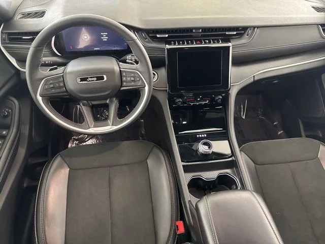 Used 2025 Silver Jeep Altitude image 27