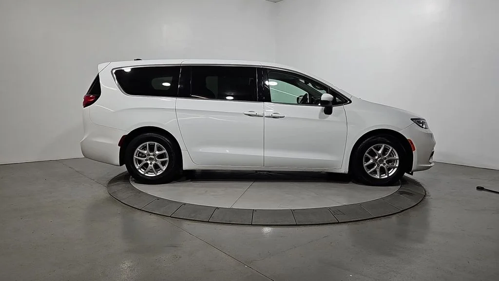 Used 2023 White Chrysler Touring L image 7