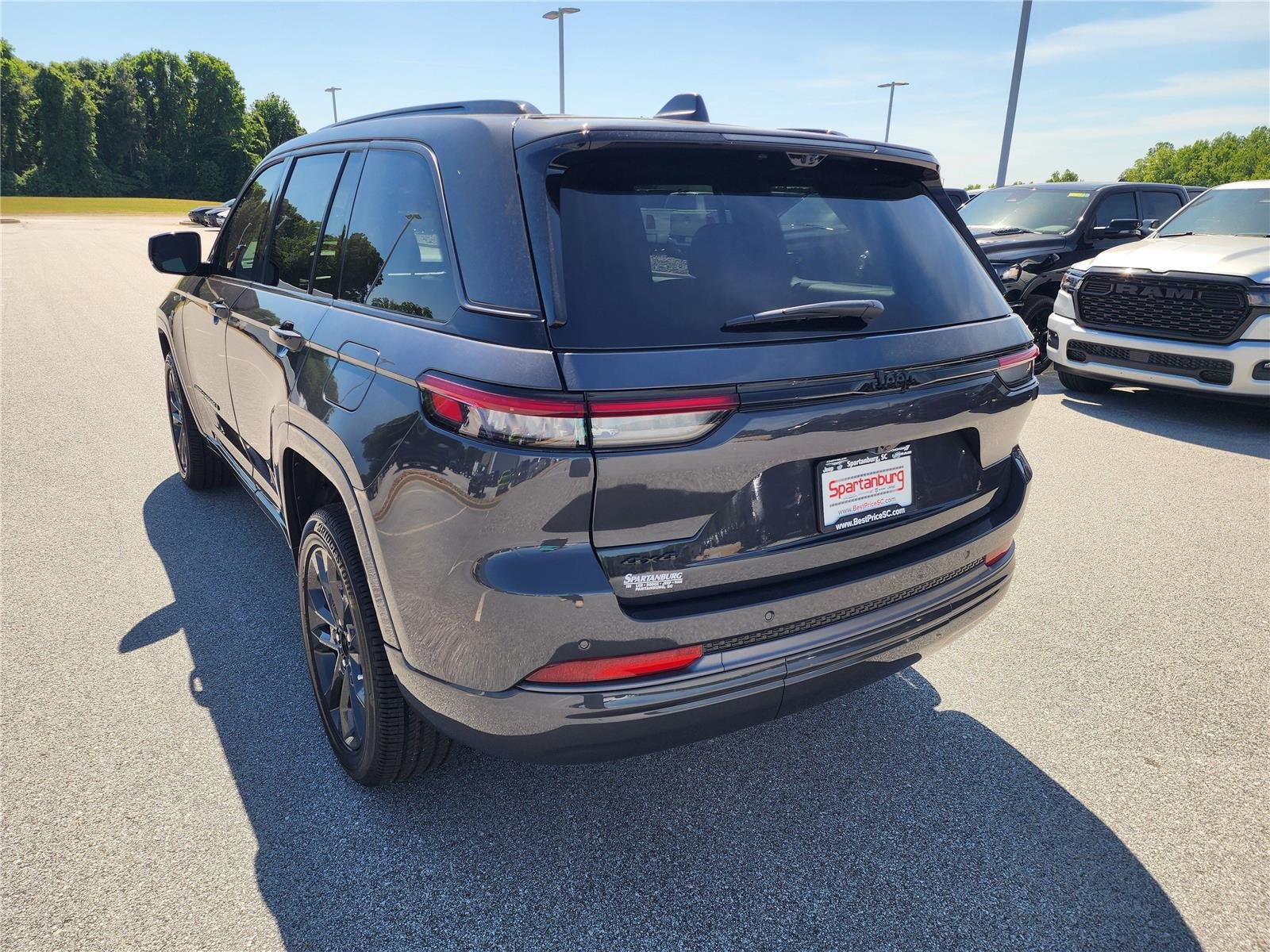 New 2026 Baltic Gray Metallic Clear-Coat Exterior Paint Jeep Limited Reserve image 4