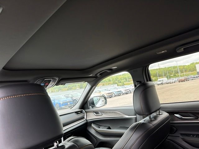 New 2026 Bright White Clear-Coat Exterior Paint Jeep  image 9