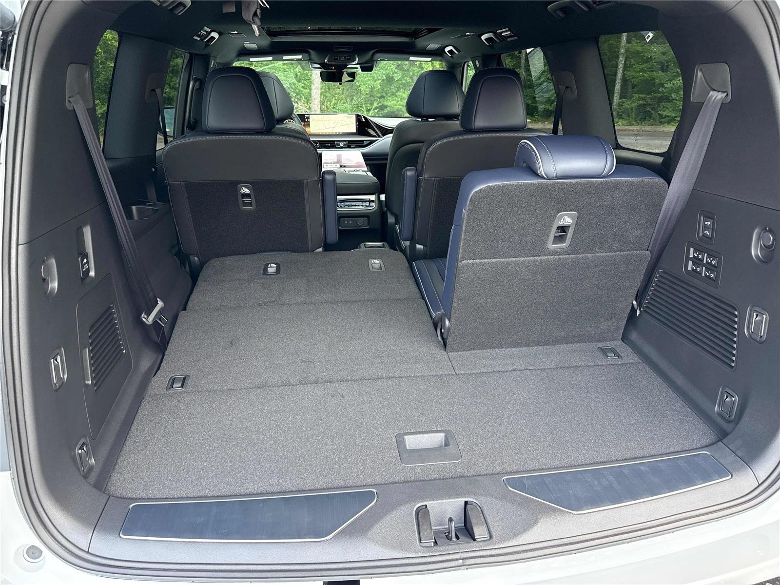New 2027 RADIANT WHITE INFINITI Sport 4WD image 31