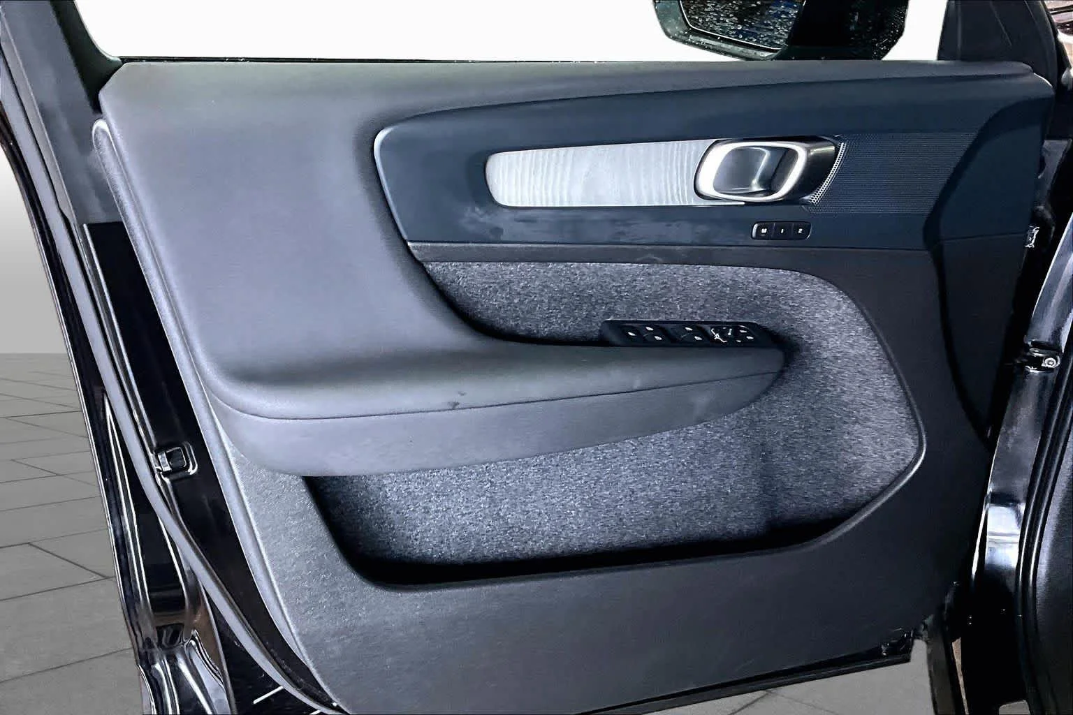 Used 2024 Onyx Black Metallic Volvo Plus Dark Theme image 21