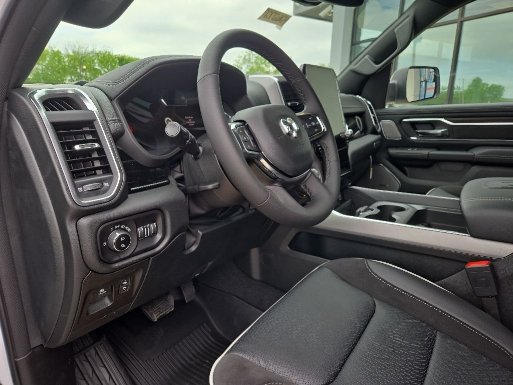 New 2026 Ivory White Tri-Coat Pearl-Coat Exterior Paint RAM Laramie image 47