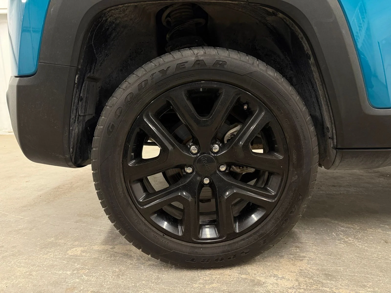 Used 2022  Jeep Altitude image 25