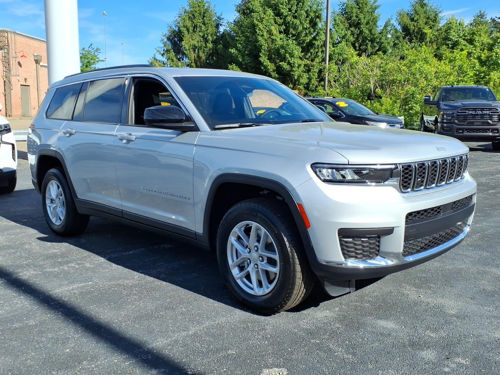 New 2026 Silver Zynith Exterior Paint Jeep Laredo X image 3