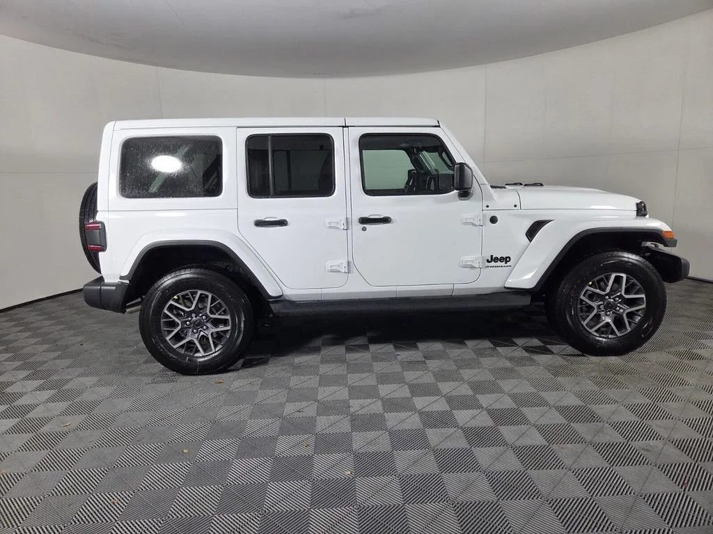 New 2026 Bright White Clear-Coat Exterior Paint Jeep Sahara image 5