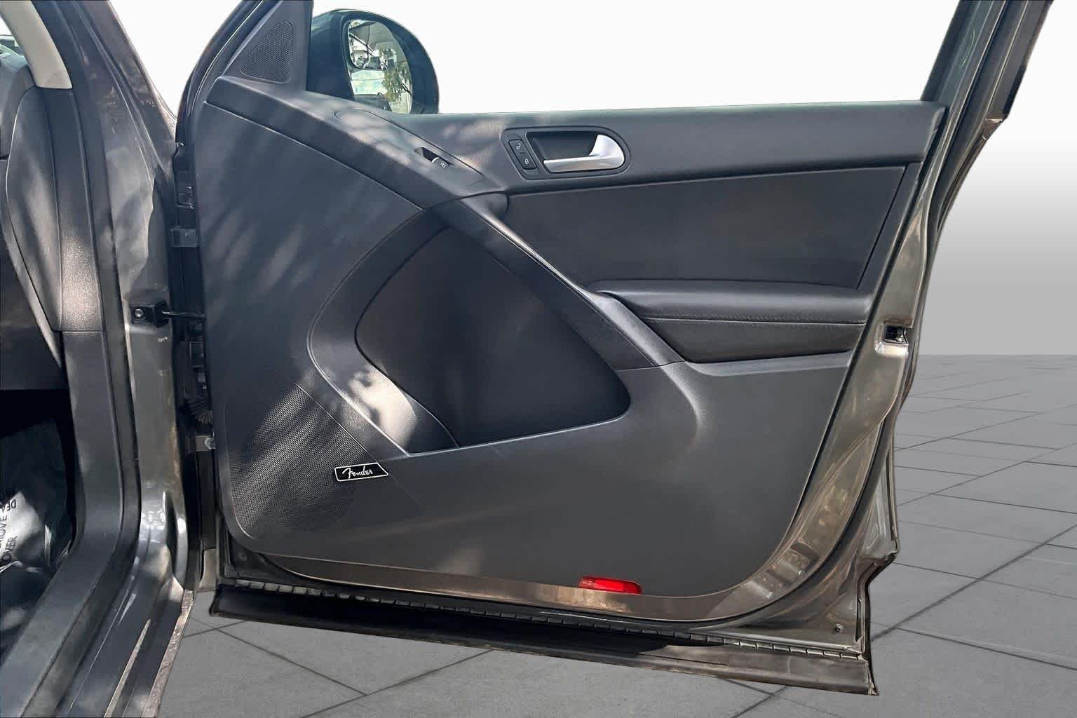 Used 2014 Pepper Gray Metallic Volkswagen SEL image 23