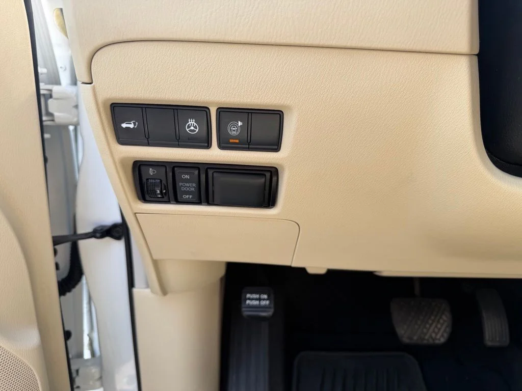 Used 2018 White INFINITI Base image 28