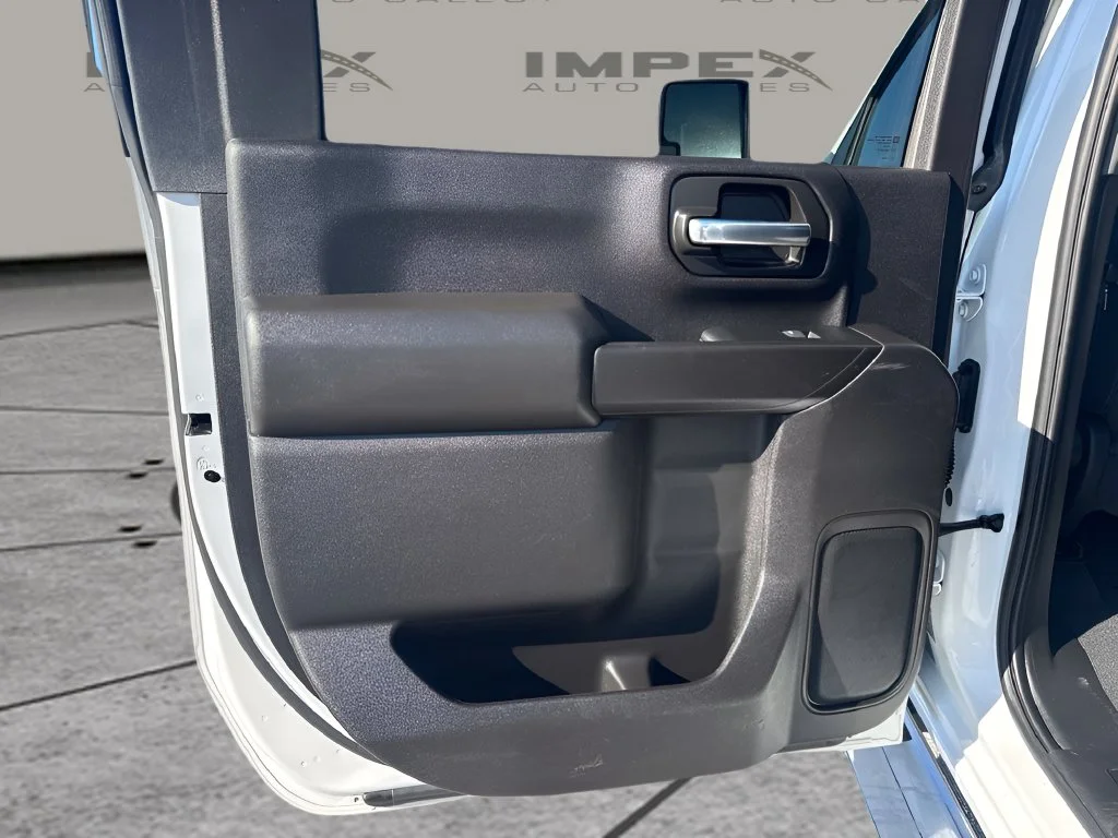 Used 2024 White Chevrolet Custom image 22