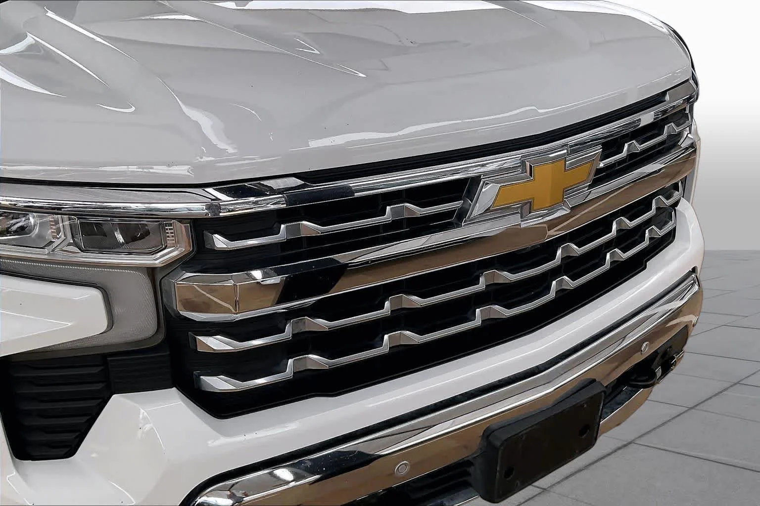 Used 2025 Summit White Chevrolet LTZ image 26