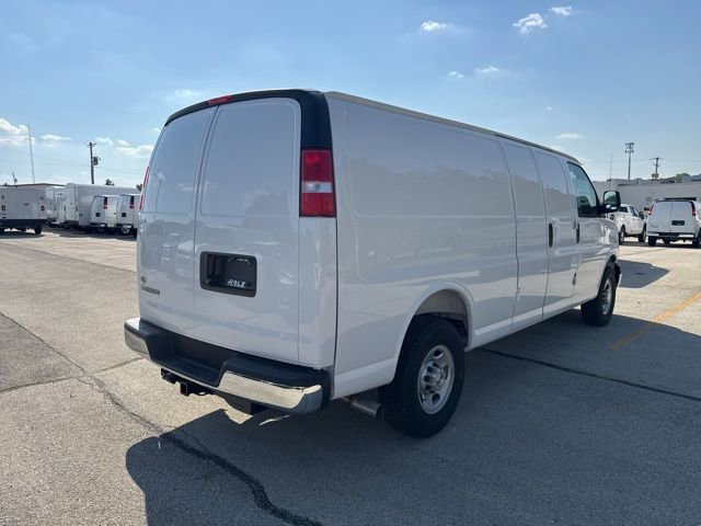 New 2025 Summit White Chevrolet WT image 4