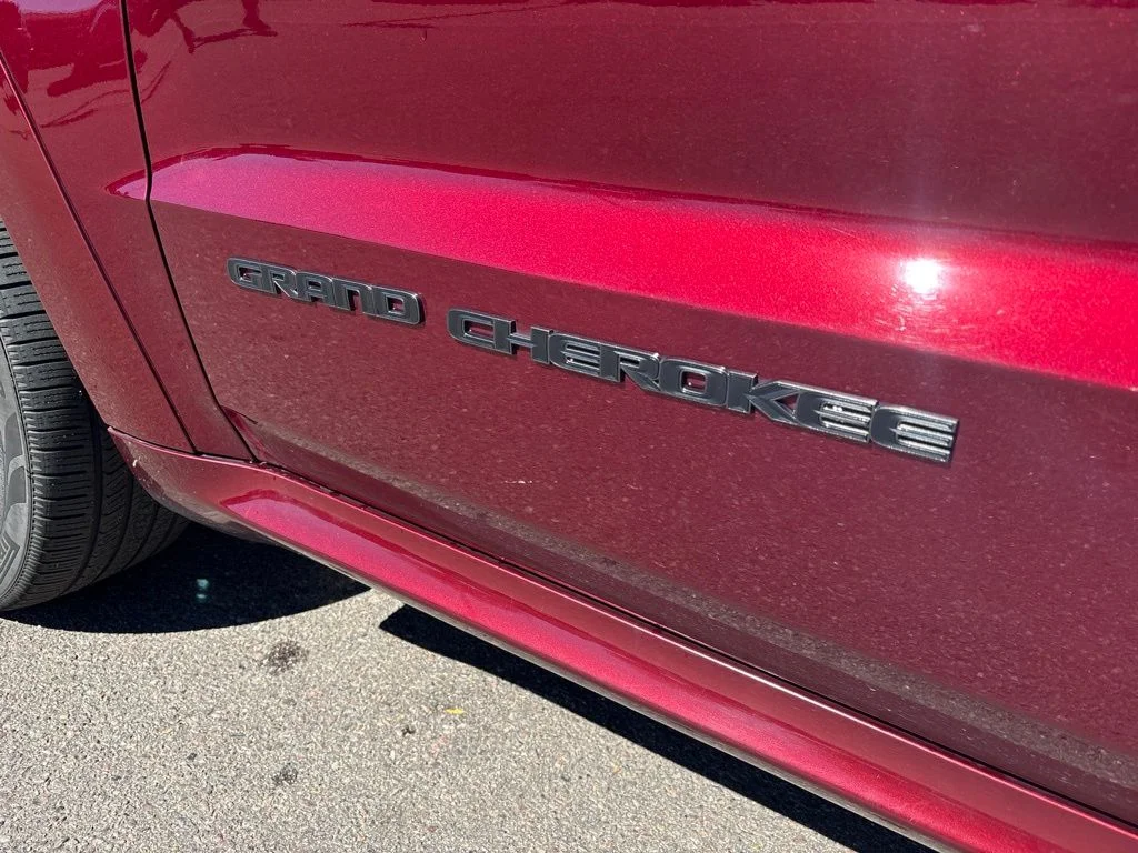 Used 2018 Red Jeep Overland image 9