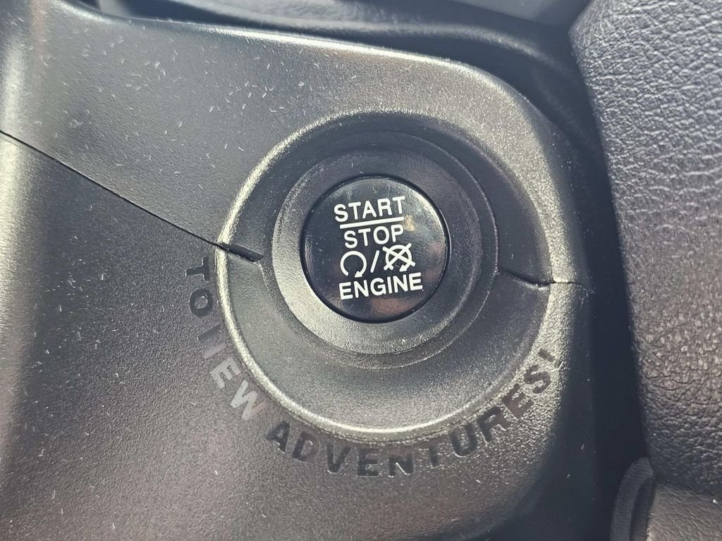 Used 2017 Blue Jeep Latitude image 30