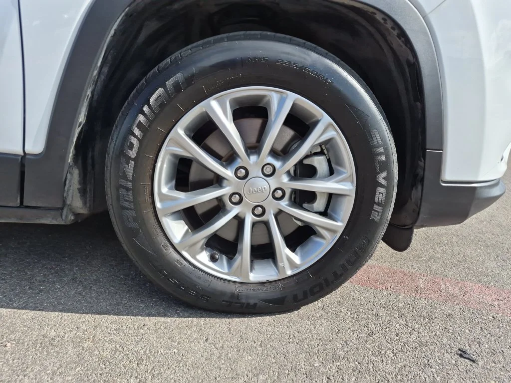 Used 2021 White Jeep Latitude Lux image 13