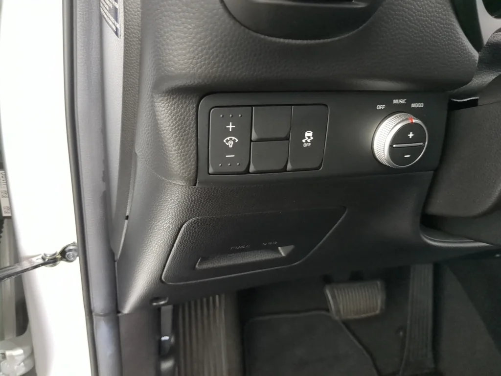 Used 2018 Silver Kia + image 24