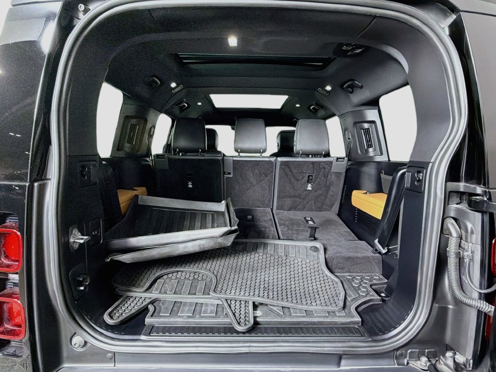 Certified Used 2024 Black Land Rover X-Dynamic SE image 28
